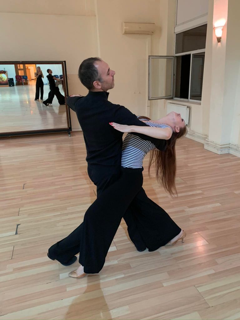 Táncospár standard figura közben a DanceStation nagytermében