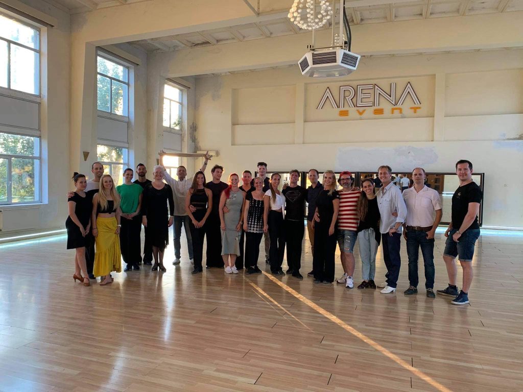 A DanceStation táncos közössége csoportképen a teremben